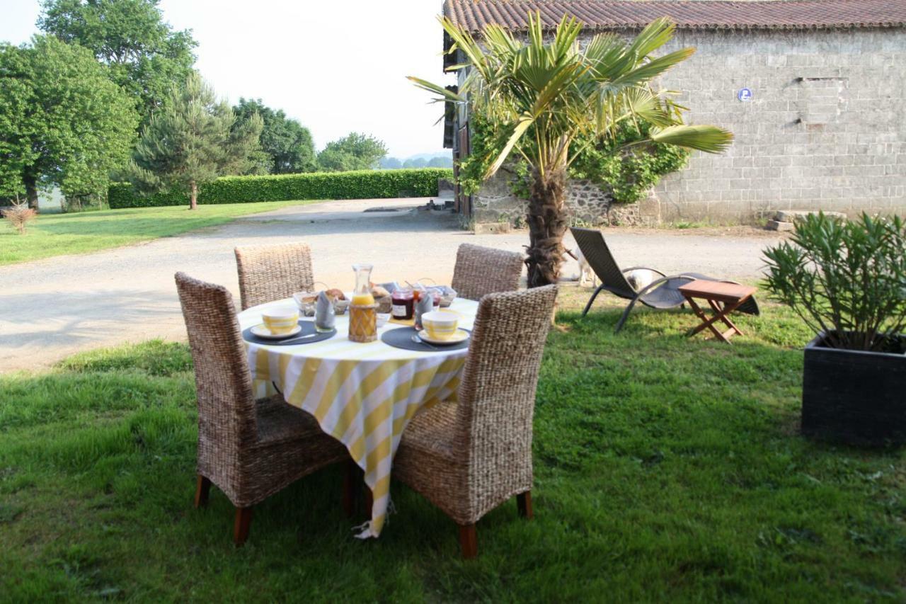 Отель Aux Charmes D'Antan La Pommeraie-sur-Sevre Экстерьер фото